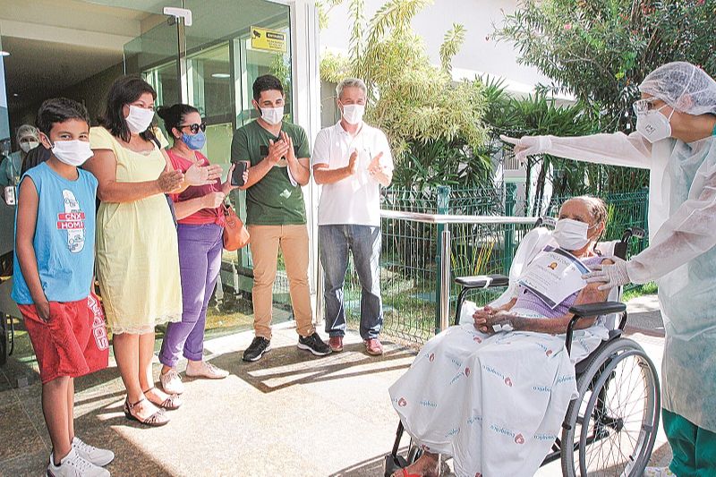 Dona Angelina é aplaudida por familiares ao receber alta e deixar o hospital. (Foto: Fábio Nunes/AT)