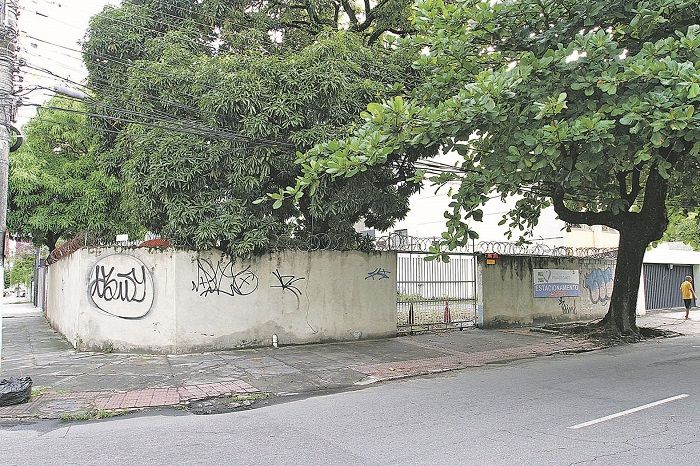 Reclamação sobre terreno (Foto: Leone Iglesias/AT)