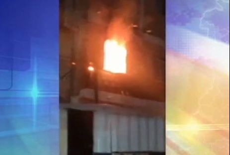 Apartamento pegou fogo e vizinho salvou duas moradoras (Foto: Reprodução TV/Tribuna)