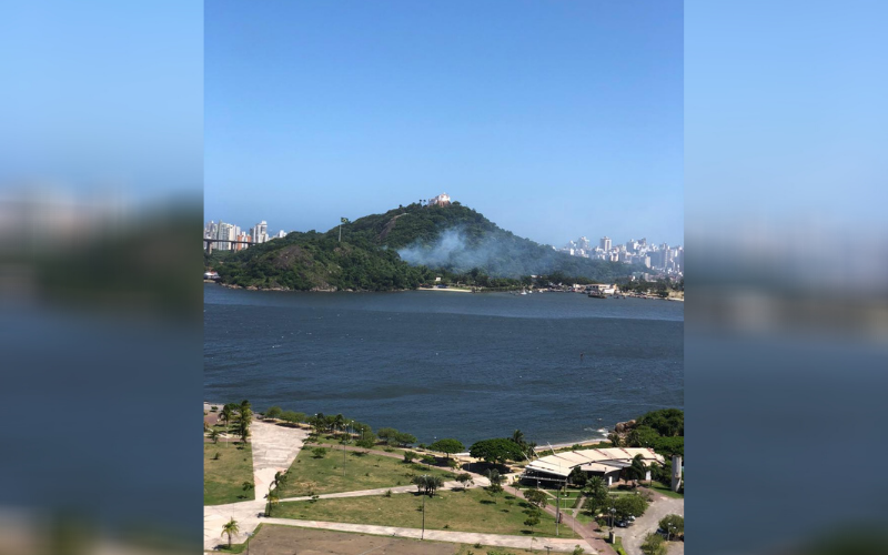 Foto tirada em Vitória mostra fumaça aos pés do Convento da Penha (Foto: Reprodução/Redes Sociais)
