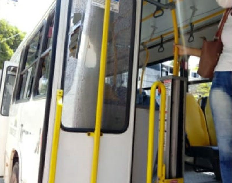 O ambulante teria ficado agressivo com os passageiros e, ao desembarcar do coletivo, bateu na porta do veículo (Foto: Divulgação)