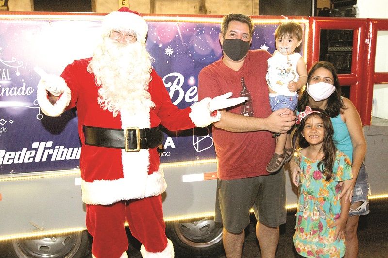 Isabela Reis e o marido, Renato Rezende, levaram os filhos Sofia, 6 anos, e Caio, 1, para tirar fotos com o Bom Velhinho (Foto: Leone Iglesias/AT)