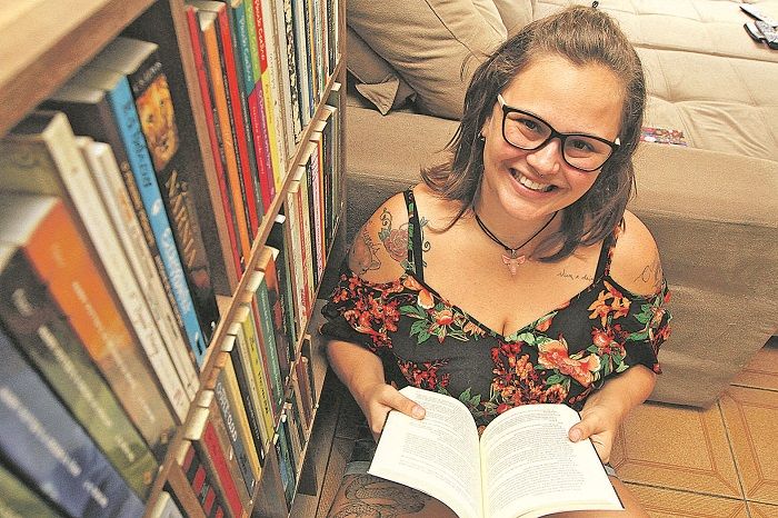 Secretária escolar Jacqueline Schultz Regatieri fez um afastamento das redes sociais e ganhou tempo para reatar uma antiga paixão: ler livros (Foto: Kadidja Fernandes/AT)
