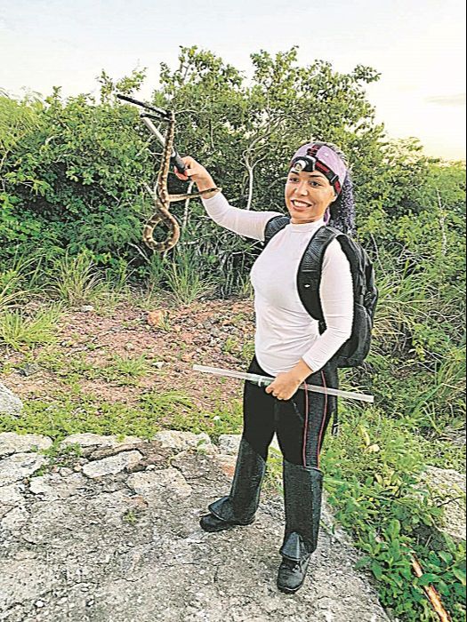 A pesquisadora Jane de Oliveira mostra serpente encontrada na ilha. Local reserva muitas histórias e lendas (Foto: Alessandro de Paula)