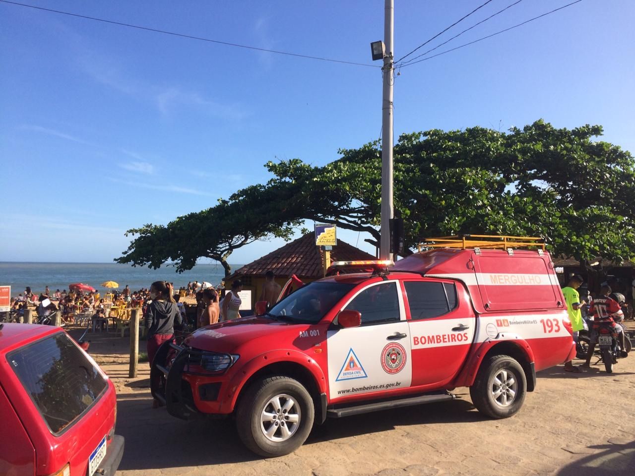 Bombeiros já estão no local, mas ainda não iniciaram as buscas devido à forte correnteza. (Foto: Leone Iglesias/AT)