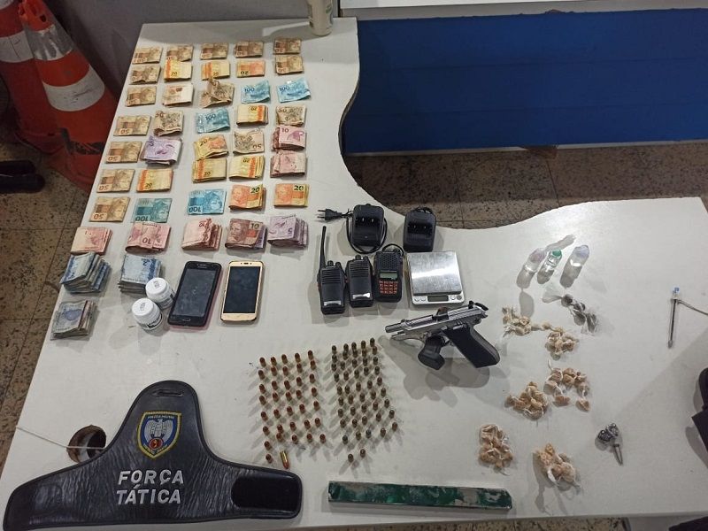 Na residência, além de R$ 4.254,00 em espécie, a polícia encontrou munições, carregador de submetralhadora, drogas e material diverso para o tráfico (Foto: Divulgação)