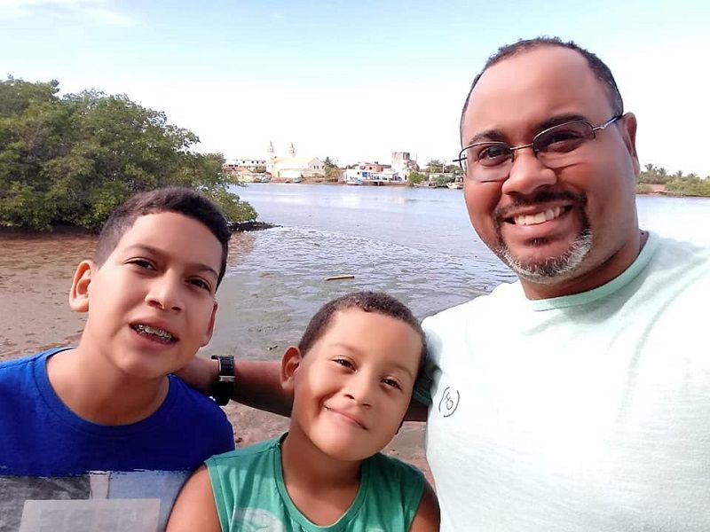 Leonardo com Igor Miguel (ao centro) e o filho mais velho, que sobreviveu ao acidente (Foto: Acervo de família)