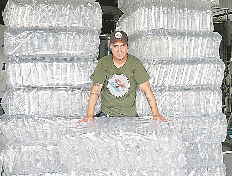 Leonardo Leal trocou vidro por garrafas de plástico na cervejaria (Foto: Acervo pessoal)