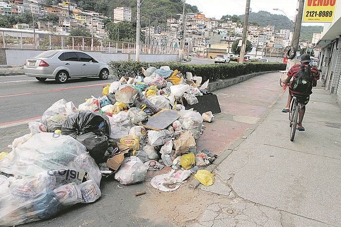 Lixo na Ilha do Príncipe, em Vitória: greve teve início no último dia 23 (Foto: Fábio Nunes/AT)