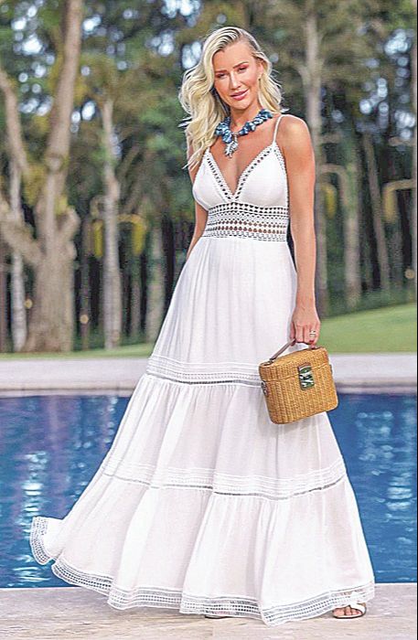 Vestido longo com detalhes em renda guipir também dão charme e elegância pelos desenhos e fundo vazado (Foto: Divulgação)
