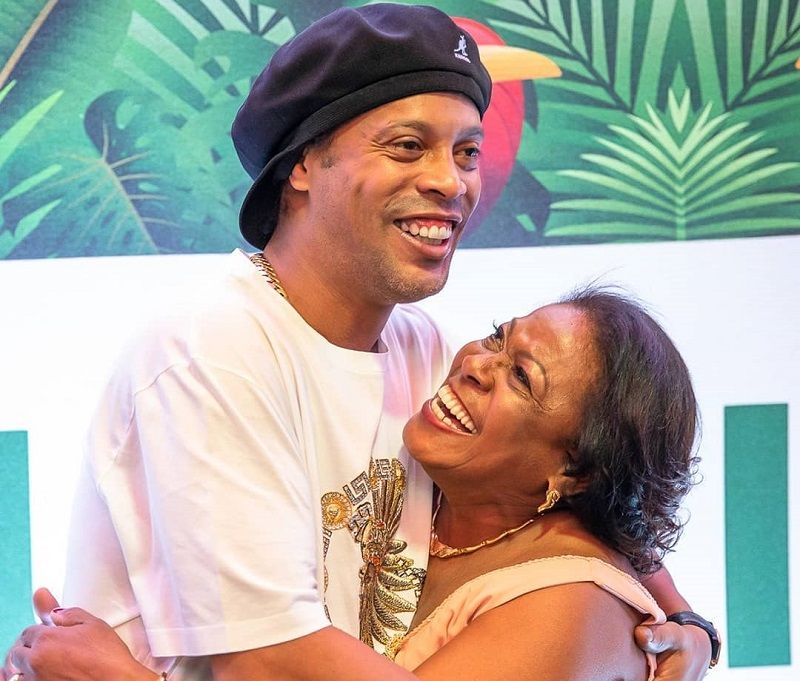 O ex-jogador usou as redes sociais para desejar força para a mãe, Miguelina Elói Assis dos Santos, de 71 anos, e agradecer por orações (Foto: Divulgação/ Facebook)