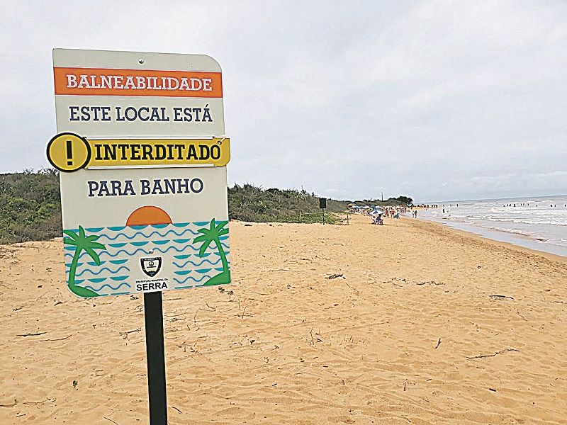 Área da praia onde baleia foi enterrada isolada pela Prefeitura da Serra. (Foto: Francisco Borges)