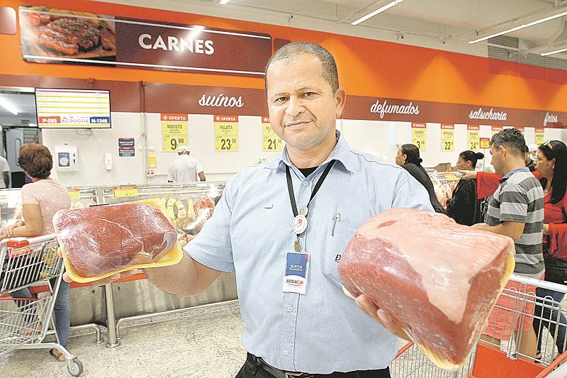 Marcos Vitorino mostra, em foto tirada antes da pandemia, cortes de carne que podem ser uma alternativa (Foto: Beto Morais — 29/11/2019)