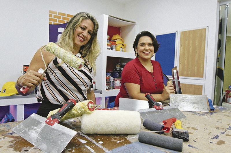 Mariana Tomás de Oliveira, 32, e Lea Moreto, 26, estão trabalhando com pinturas residenciais. As duas tiraram a máscara somente para a foto, a fim de facilitar a identificação (Foto: Kadidja Fernandes / AT)