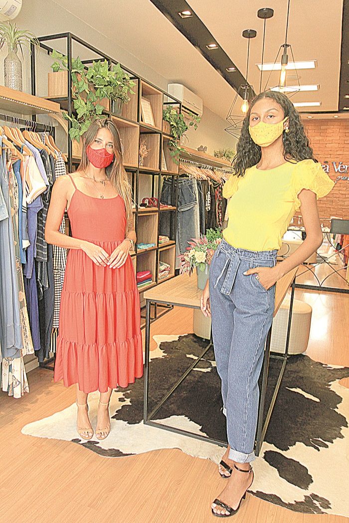 Modelos Kárila e Ketlen mostram máscaras combinando com a roupa (Foto: Kadidja Fernandes/AT)