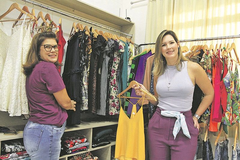 A consultora de imagem e estilo Tatiana Arruda destaca as vantagens na aquisição de vestuário em brechós, porém orienta para boas escolhas (Foto: Kadidja Fernandes/ AT)