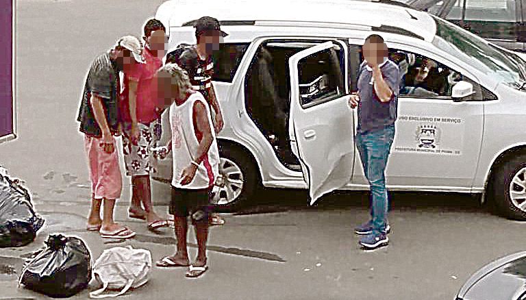 Moradores de rua foram deixados por um carro da Prefeitura de Piúma (Foto: Redes Sociais)