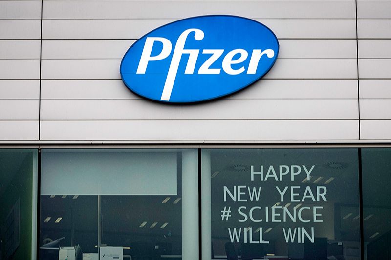 Movimentação na fábrica da Pfizer em Puurs, na Bélgica (Foto: Valentin Bianchi / AP / Agência Estado)