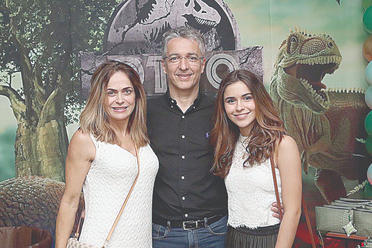 Carlos Bressan, 57 anos, e Marlene Bressan, de 53, e a filha Victoria, de 15. (Foto: Divulgação/Giovanni Albino)