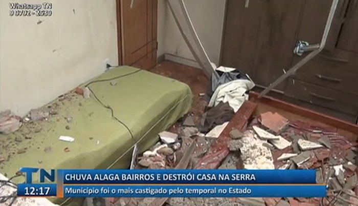 O quarto de um menino de 4 anos foi destruído (Foto: Reprodução TV Tribuna )