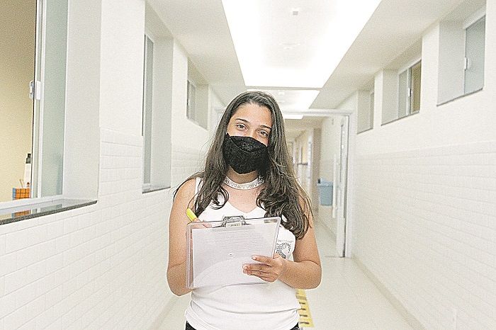 A estudante e estagiária Naila Manthay, de 18 anos, viu seu mundo virar de cabeça para baixo durante a pandemia. (Foto: Fábio Nunes/AT)