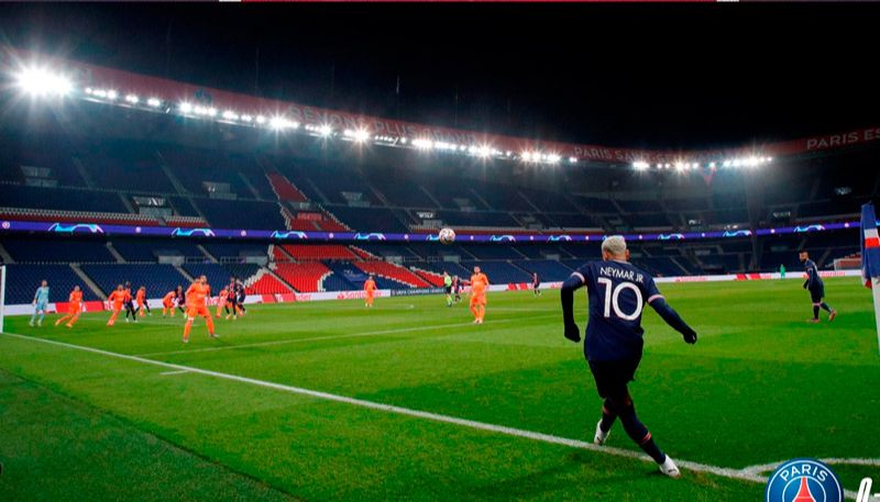 Neymar cobra o escanteio em jogo desta terça (Foto: Reprodução / Twitter)