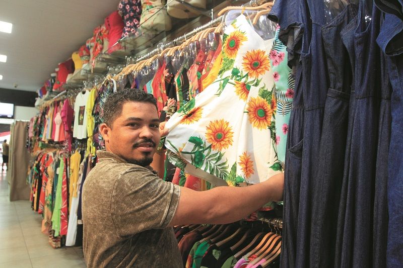 O comerciante Cosme dos Santos está confiante em boas vendas neste fim de ano (Foto: Kadidja Fernandes/AT)