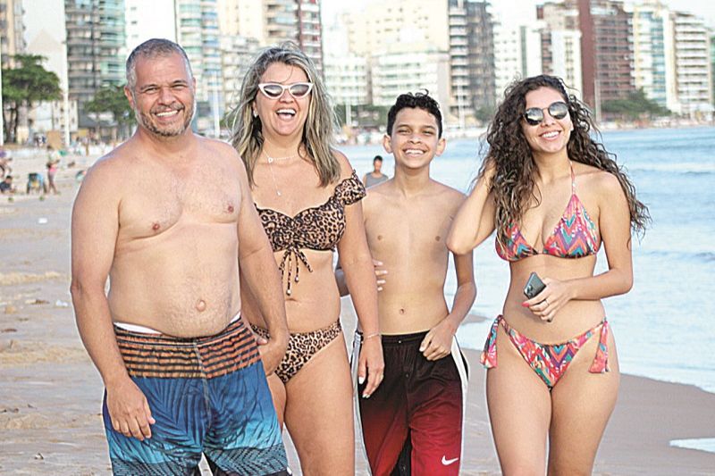 O eletricista Jhonata Campos veio de Minas Gerais com a mulher, Nara Caputo, e os filhos Guilherme e Nathalia para curtir Guarapari (Foto: Roberta Bourguignon)