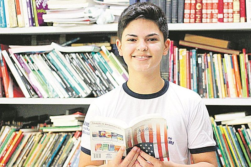O estudante Stefano do Carmo Costa, 14 anos, aprendeu inglês durante a pandemia e ganhou olimpíada (Foto: Roberta Bourguignon)