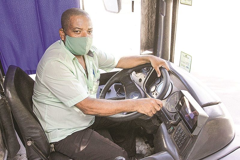O motorista de ônibus, Mário Barbosa, de 59 anos (Foto: Leone Iglesias/AT)