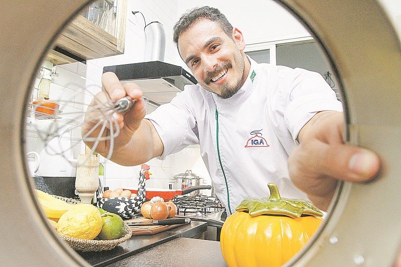 O assistente administrativo Diogo Café, 39, se viu em uma situação complicada, devido à pandemia, e precisou aprender a lidar com o estresse (Foto: Beto Morais/ AT)