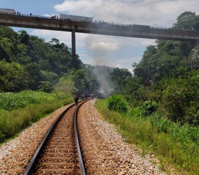 Foto tirada por populares mostra a altura do viaduto (Foto: Reprodução/Redes Sociais)