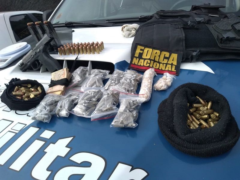 Operação da DHPP apreende arma, droga e munição no Morro do Romão, em Vitória. (Foto: Fábio Nunes/AT)