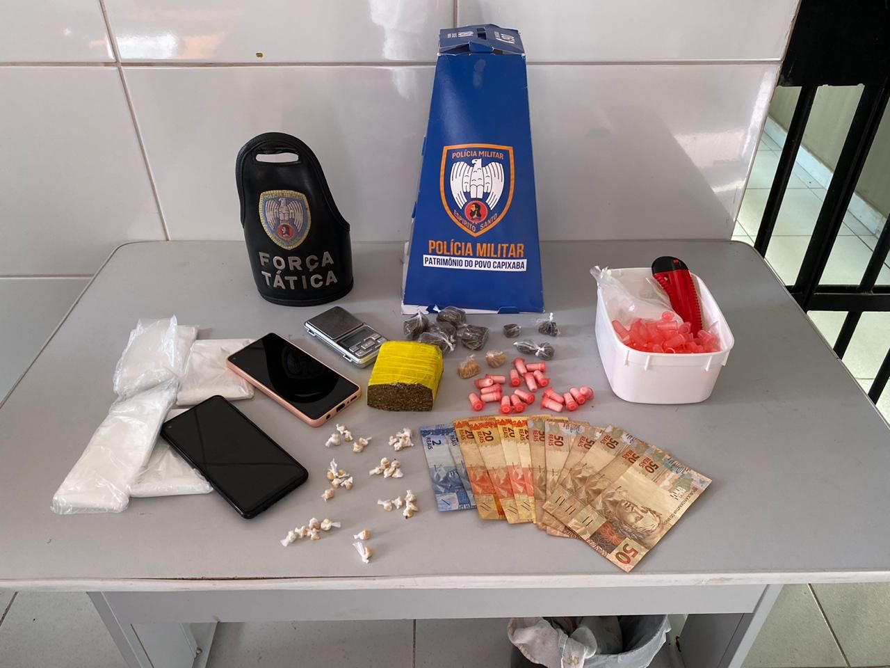 Parte da apreensão feita na operação (Foto: Divulgação/ PMES)