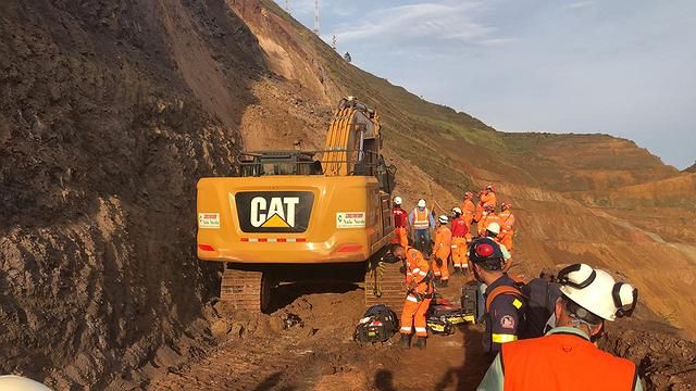 O trabalhador trabalhava em uma escavadeira, que teve a cabine rompida com a força da terra e das pedras de minério de ferro (Foto: Divulgação/ Bombeiros)