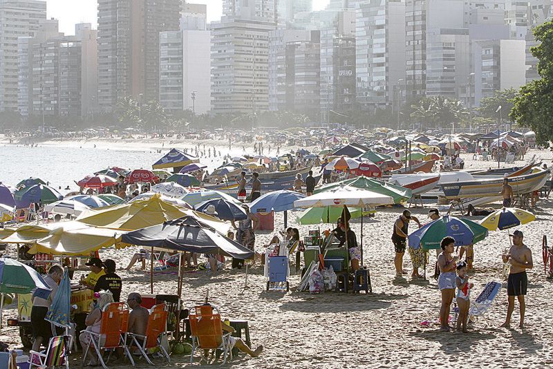 Orla da Praia da Costa, em Vila Velha: preocupação das prefeituras é com eventos em quiosques e bares (Foto: Leone Iglesias / AT)
