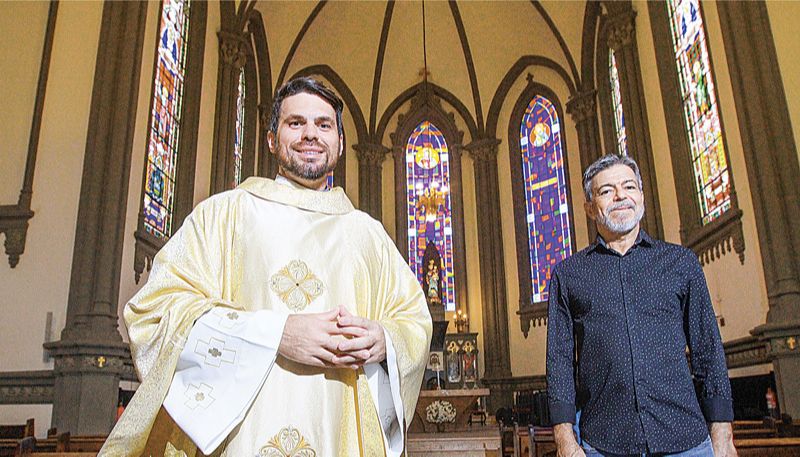 Padre Renato Criste e maestro Marcio Neiva na Catedral de Vitória, onde tem missa e concerto de Natal hoje à noite (Foto: Beto Morais / AT)