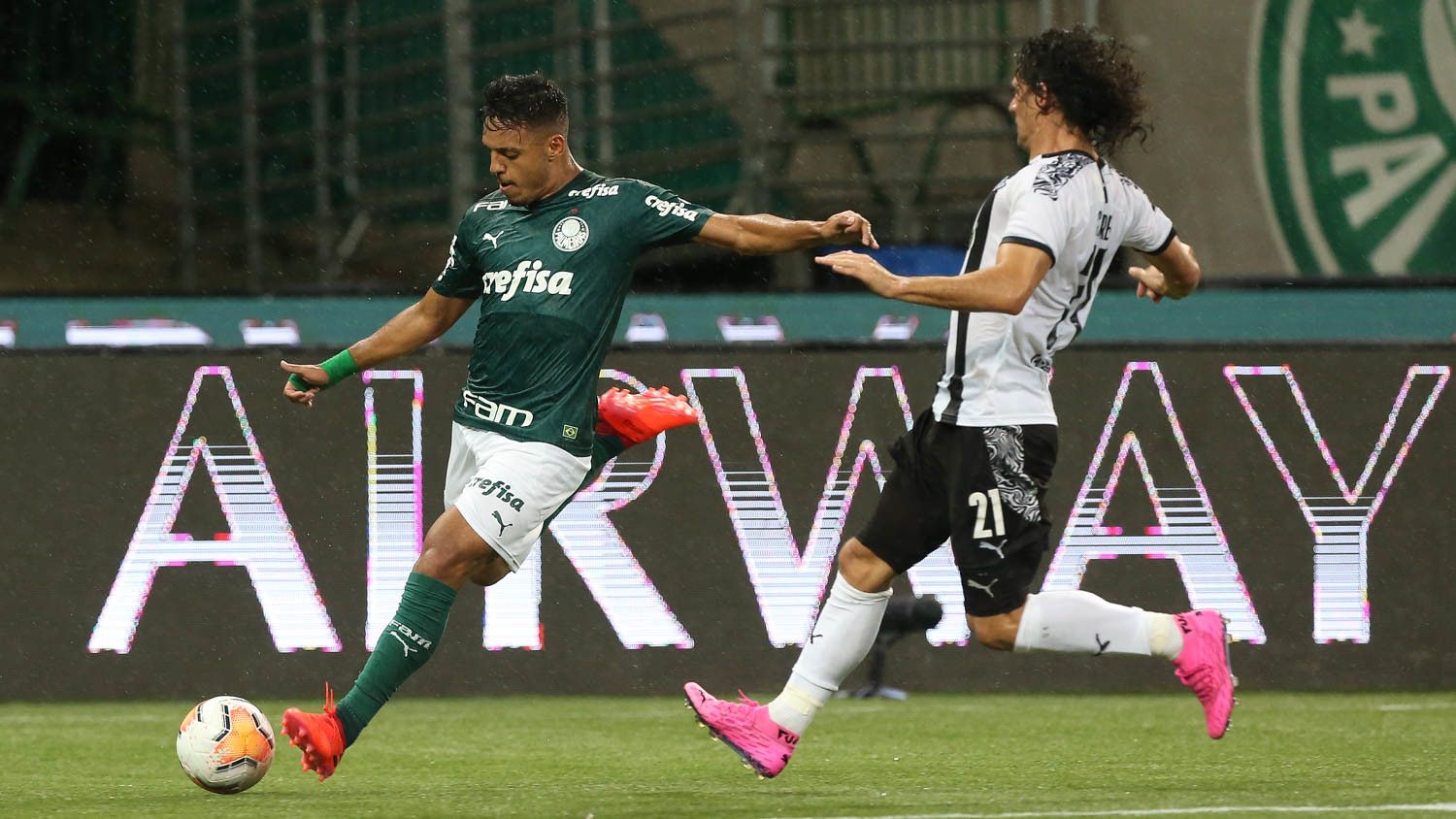 Gabriel Menino disputa a bola com Cáceres em partida contra o Libertad (Foto: Cesar Greco/ Palmeiras/ Divulgação)