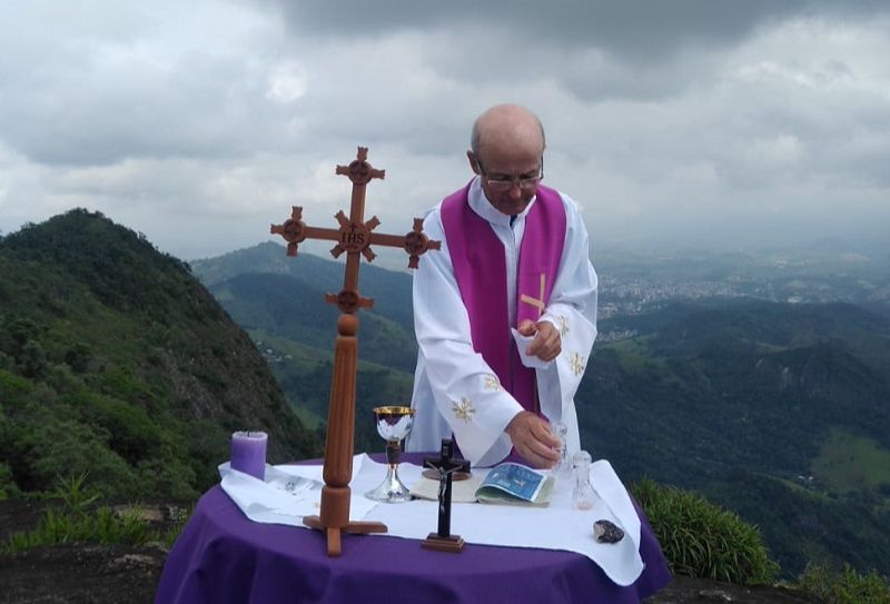 Pároco Arlindo Toneta celebrou 70 anos de idade e 40 anos de sacerdócio em missa na Serra do Caramba (Foto: Divulgação/Flávio Vanini)