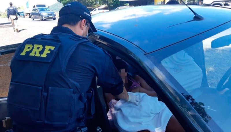 Policiais auxiliaram no parto da pequena Laís (Foto: Divulgação / PRF-ES)
