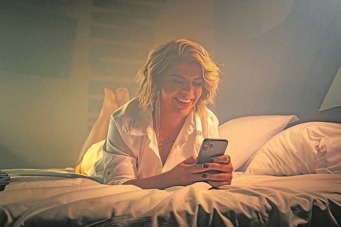 Paula Mattos em cena do clipe da música “Namorando Bloqueia”, lançado recentemente (Foto: Divulgação)