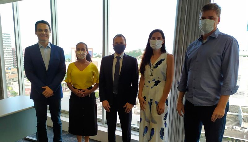 Pazolini e Estéfane Ferreira apresentaram os novos secretários Régis Mattos, Juliana Rohsner e Gustavo Perim (Foto: Flávia Mancilha / Assessoria)