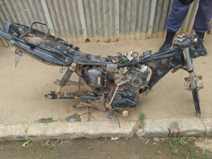 Peças encontradas durante construção de muro (Foto: Divulgação PM)