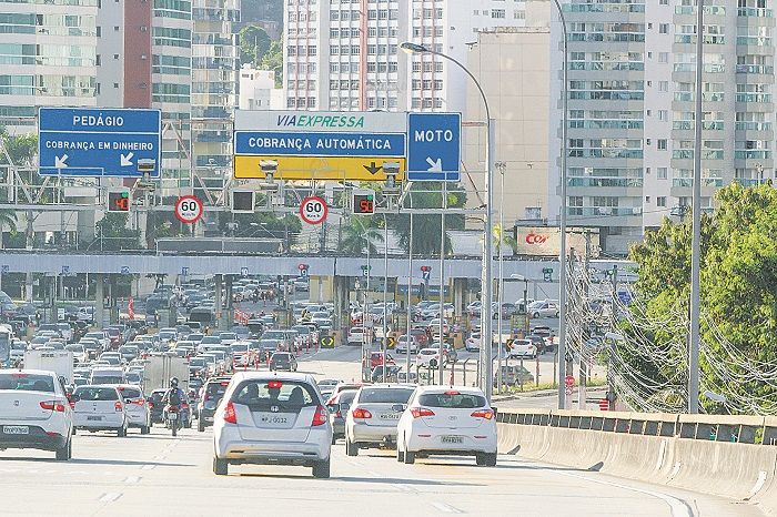 Veículos a caminho das cabines de cobrança de pedágio, na descida da 3ª Ponte, na Enseada do Suá, em Vitória (Foto: Leone Iglesias – 28/11/2018)