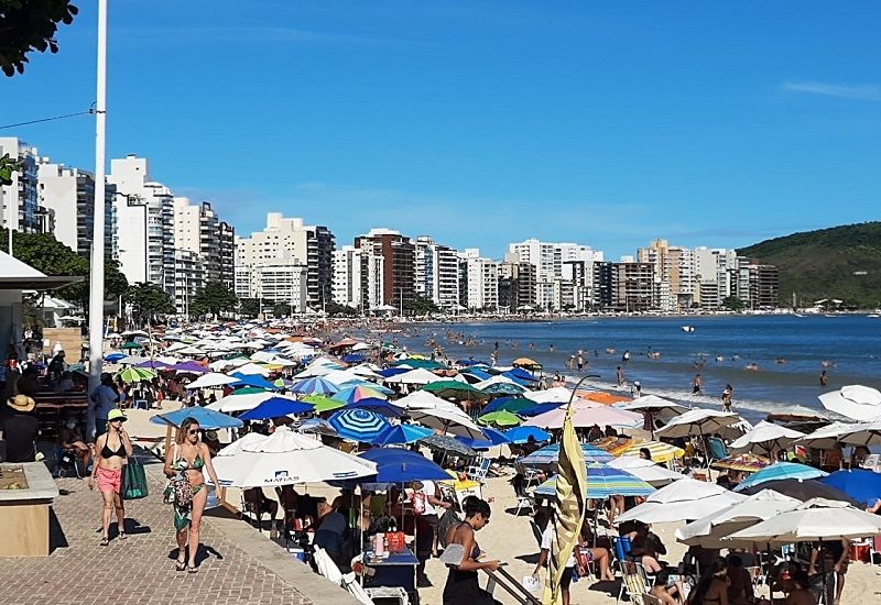 Praia do Morro, em Guarapari, lotada em dezembro: pedido é para não haver aglomeração (Foto: Roberta Bouguignon)