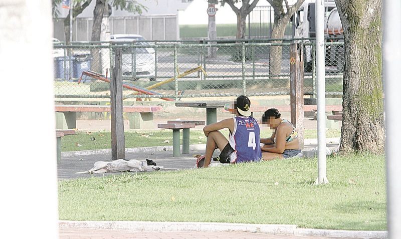 Moradores de rua em praça de Jardim da Penha, Vitória: prefeitura diz que há ações para atender estes grupos (Foto: Leone Iglesias/AT)