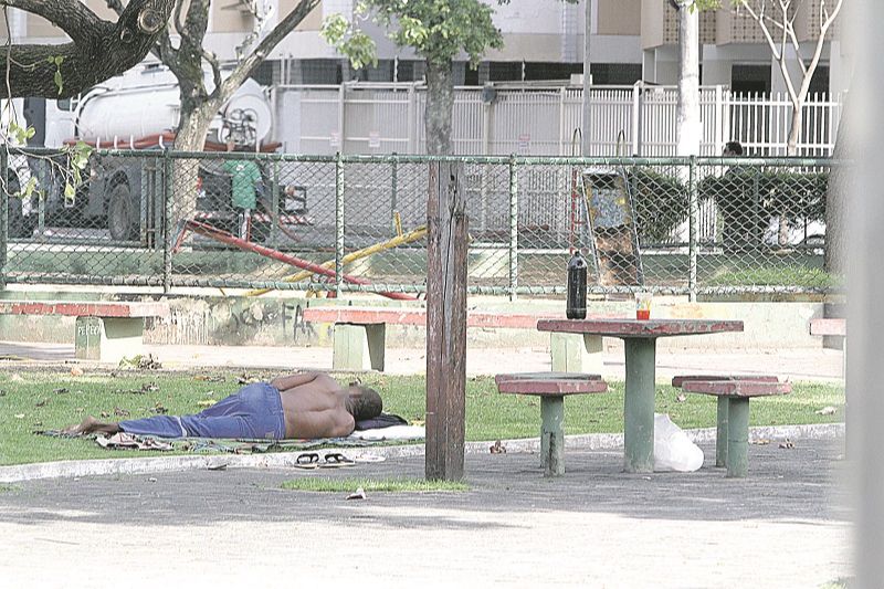 Muitos moradores de rua utilizam praças das cidades, como essa em Vitória, para dormir (Foto: Leone Iglesias/AT)