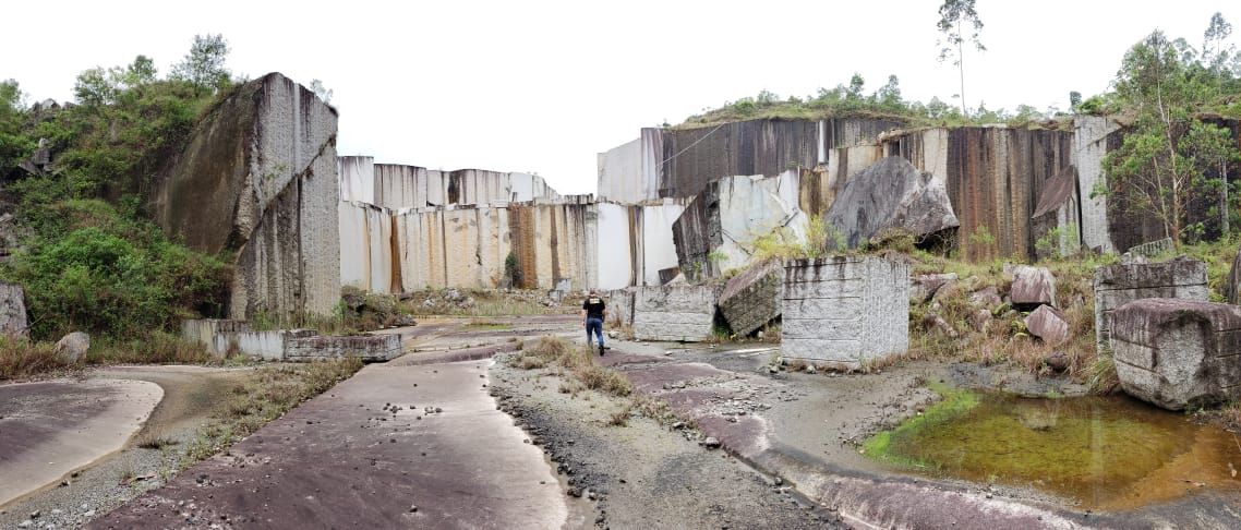 Polícia Federal esteve na pedreira irregular (Foto: Divulgação/ PCES)