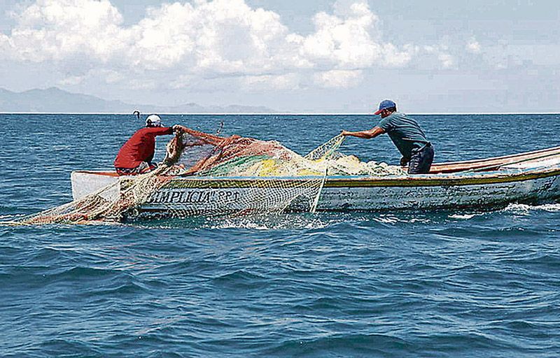 Pesca de emalhe artesanal geralmente é feita com ida e volta no mesmo dia. Iscas são de peixes, vivos ou mortos, e também artificial (Foto: Divulgação)