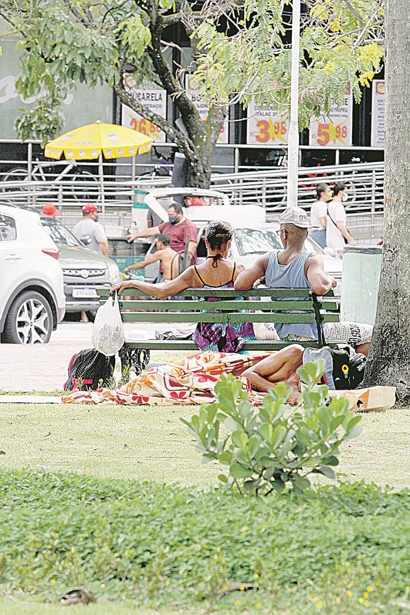 Moradores de rua dormem em uma das praças de Jardim da Penha (Foto: Fábio Nunes/ AT)